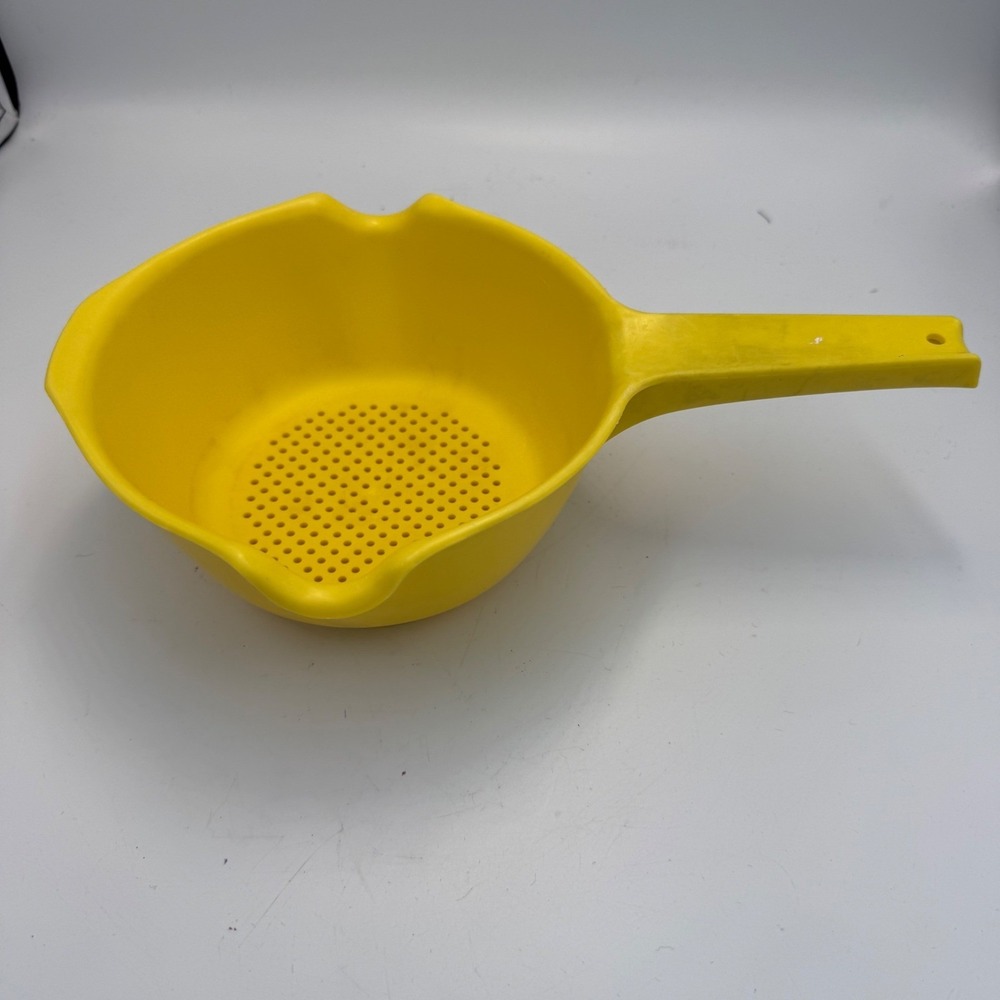 Vintage Rubbermaid Yellow Plastic Colander Strainer with Handle 2930 Retro